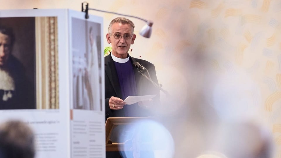 Bischof hält eine Rede in einer Kirche.