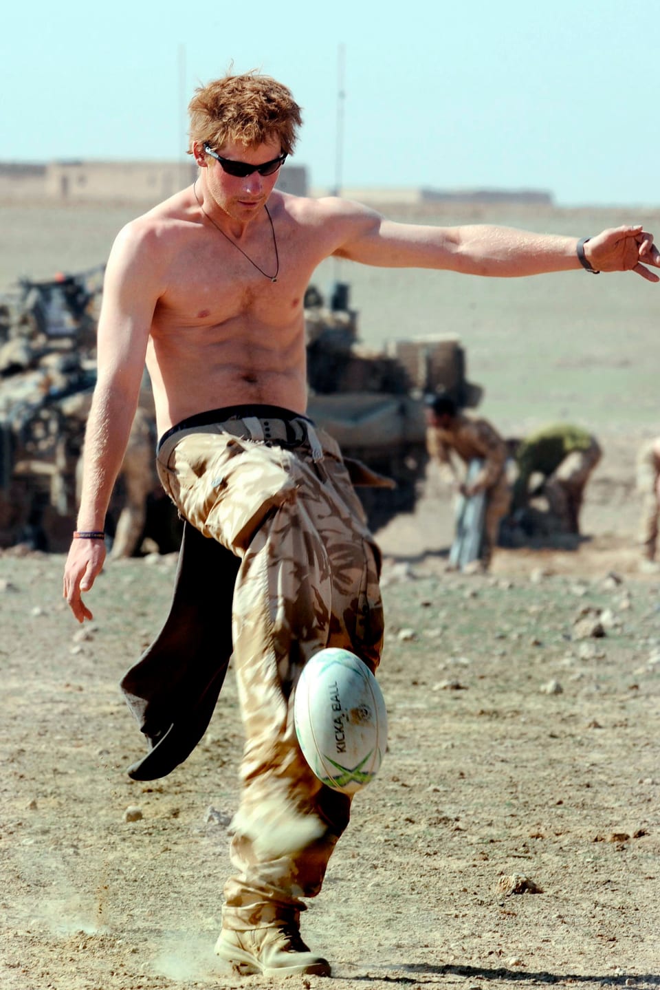 Prinz Harry spielt in Afghanistan Rugby. 