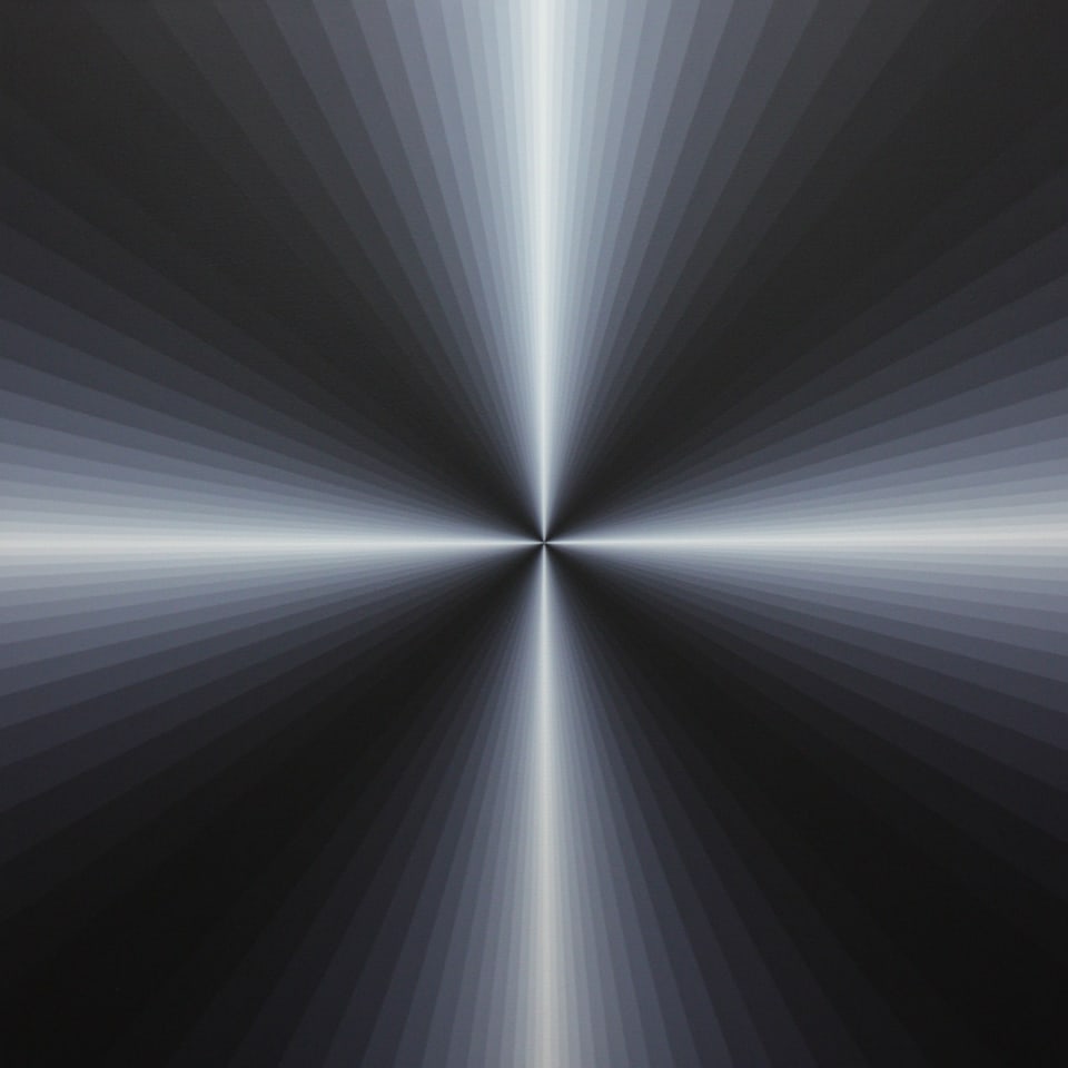 Quadrat mit kreuzförmigem Lichtstreif in der Mitte.