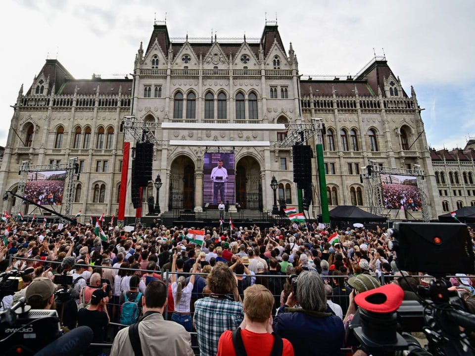 Demonstrators listen to a Hungarian speech.