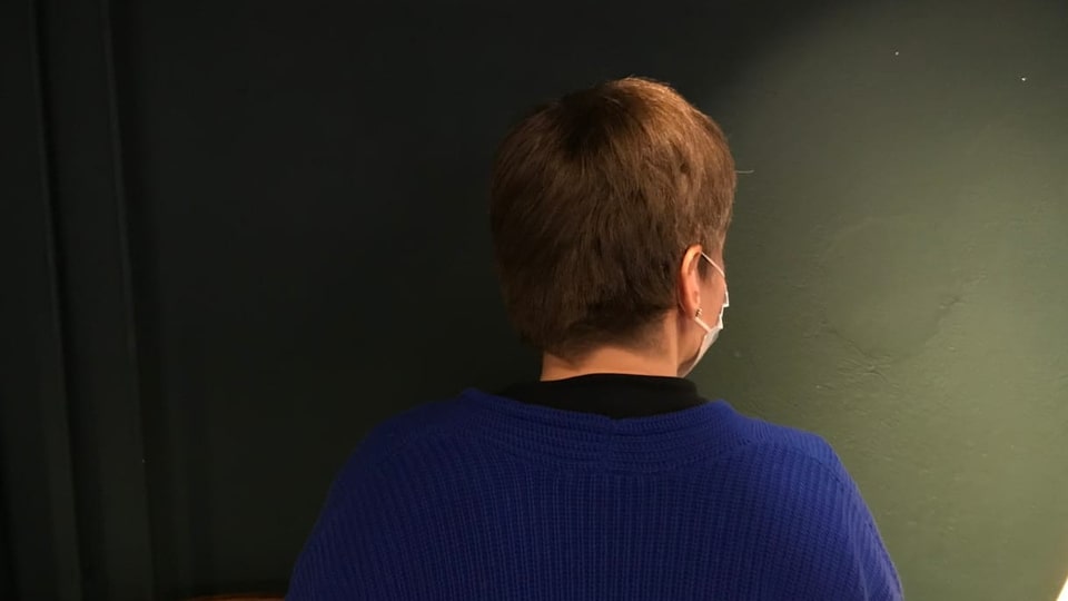 Sibylle (heisst eigentlich anders) Frauenkopf von hinten fotografiert.