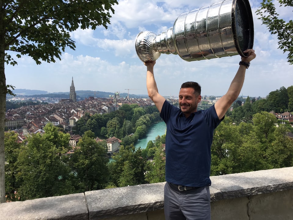 Mark Streit stemmt den NHL-Pokal im Berner Rosengarten in die Luft.