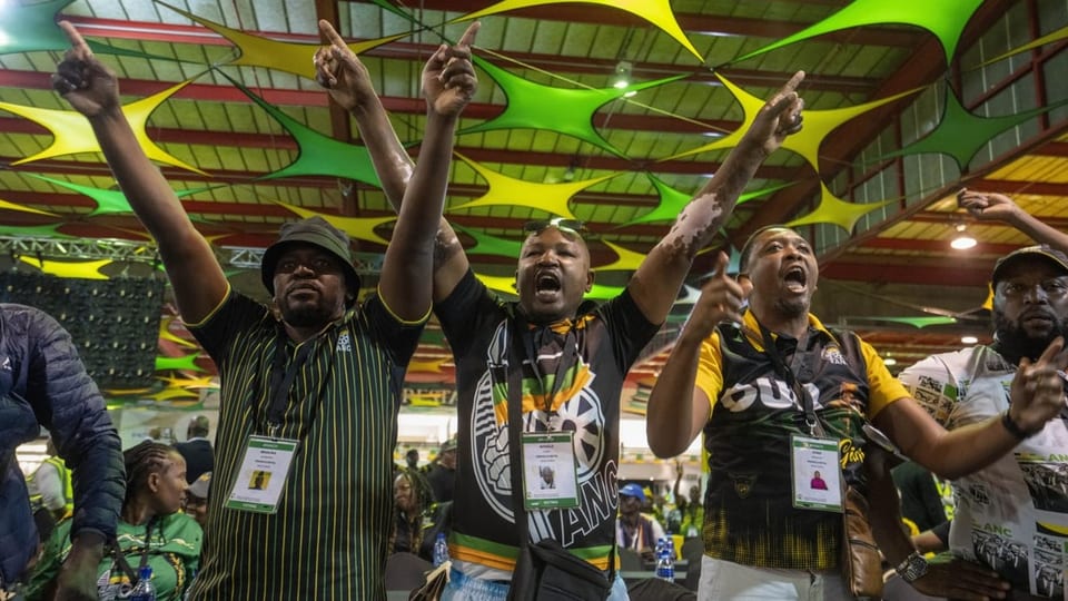 Pro-Zuma-Delegierte schreien gegen den südafrikanischen Präsidenten Cyril Ramaphosa