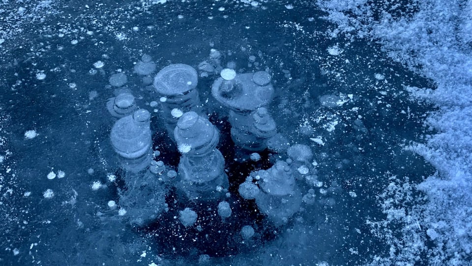 «Aufsteigende Luftblasen im Eis eingeschlossen.»