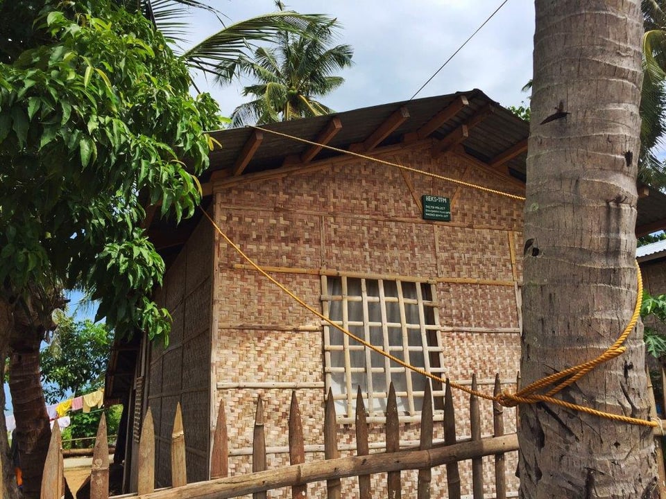 Ein einfaches Haus aus Palmgeflecht.