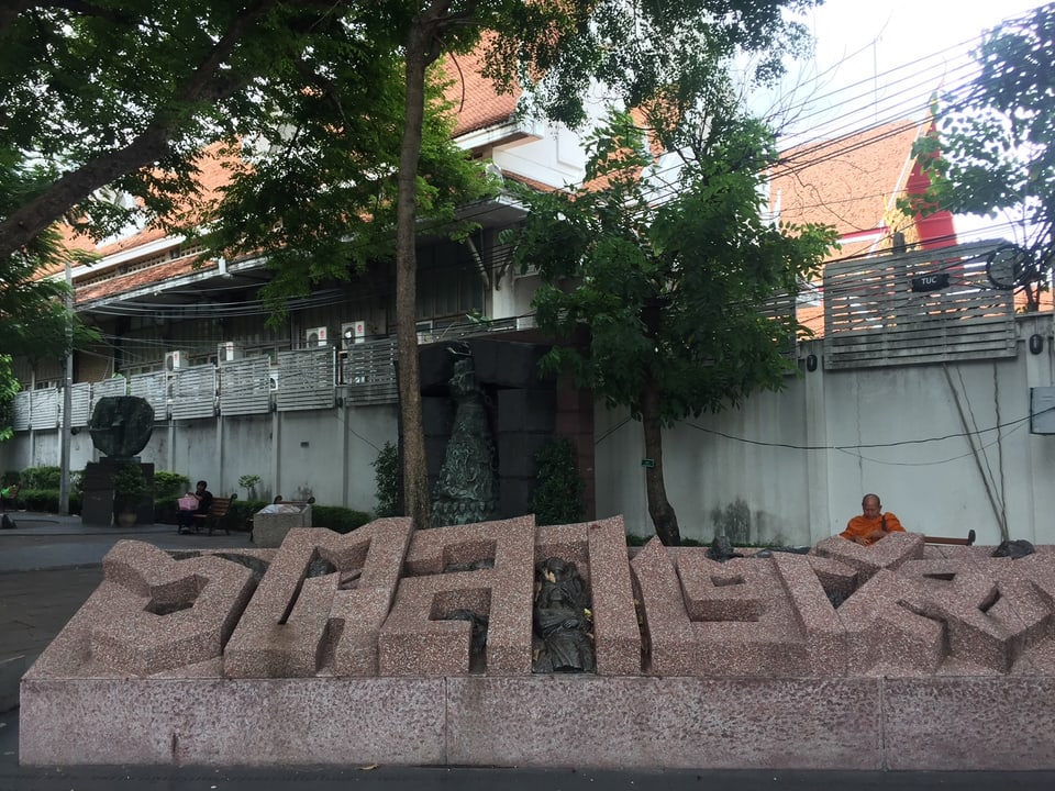 Blick auf ein Denkmal bei der Thammasat-Universität