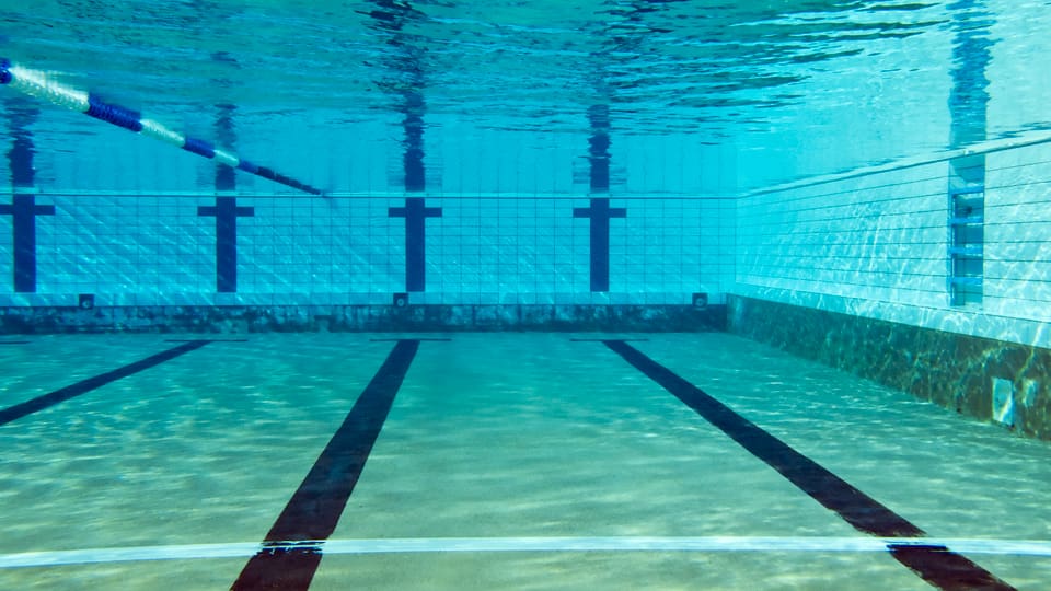 Unterwasserbild eines Schwimmbeckens.