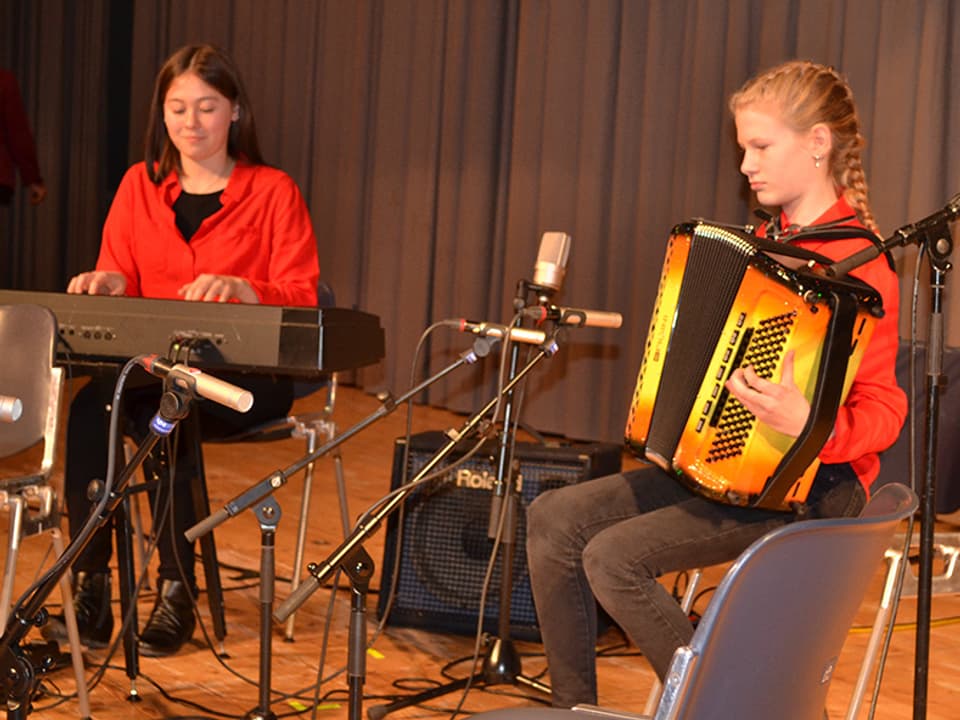Zwei junge Musikanten auf der Bühne.