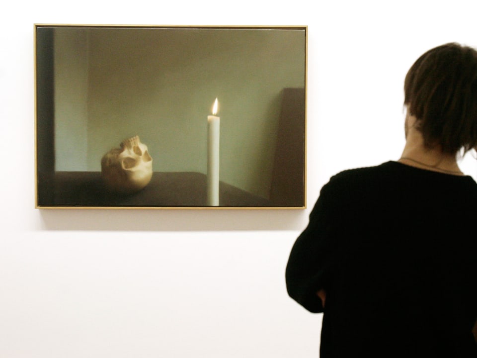 Richters «Schädel mit Kerze» in einem Museum. Besucher schauen es an.