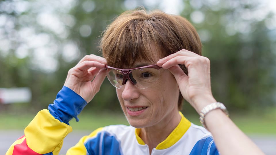 Ruth Humbel im Sport-Dress mit einer Sport-Brille