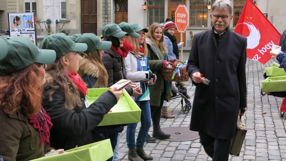 Vor dem Berner Rathaus waren viele Gegnerinnen und Gegner des Sparpakets. 