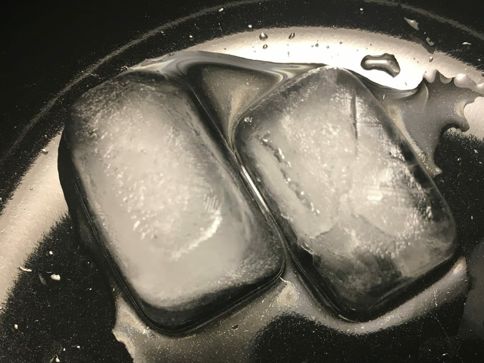 Zwei milchig weisse Eiswürfel aus dem Gefrierschrank