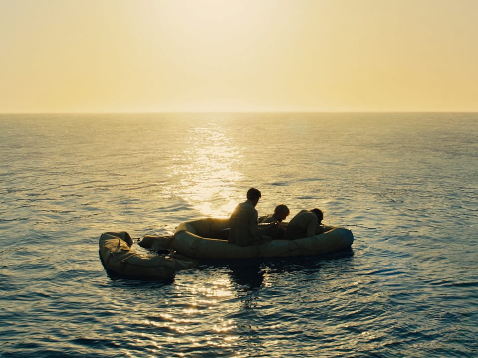 Männer auf einem Rettungsboot.