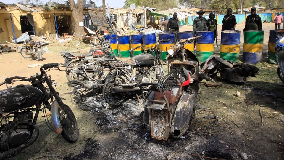 Ausgebrannte Roller nach einem Bombenanschlag in Nigeria.