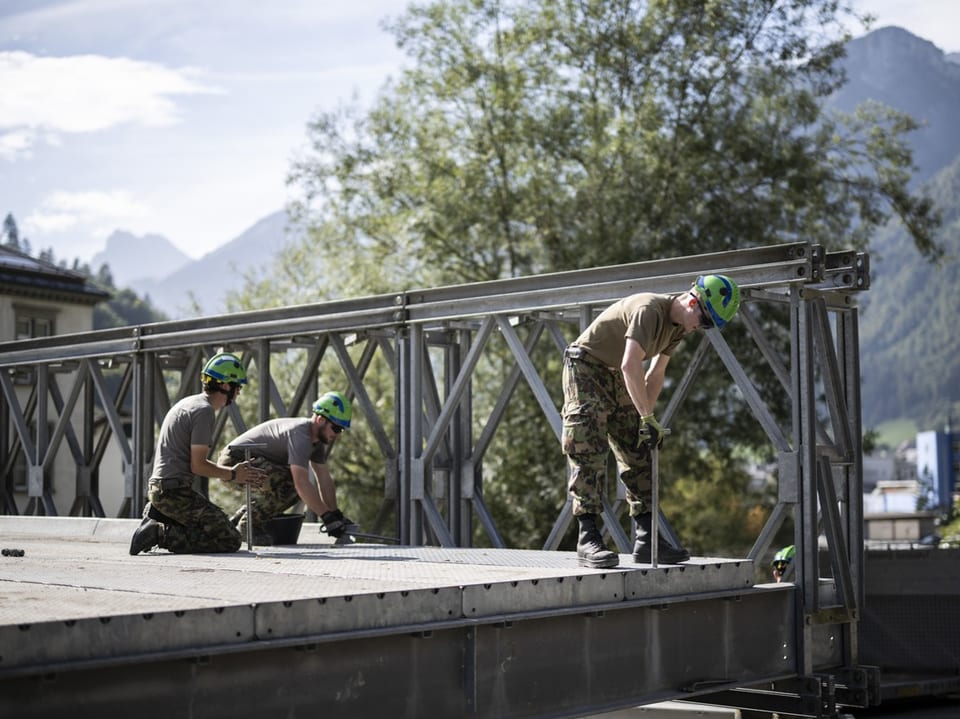 Angehörige der Schweizer Armee bauen Notbrücke in Schwanden