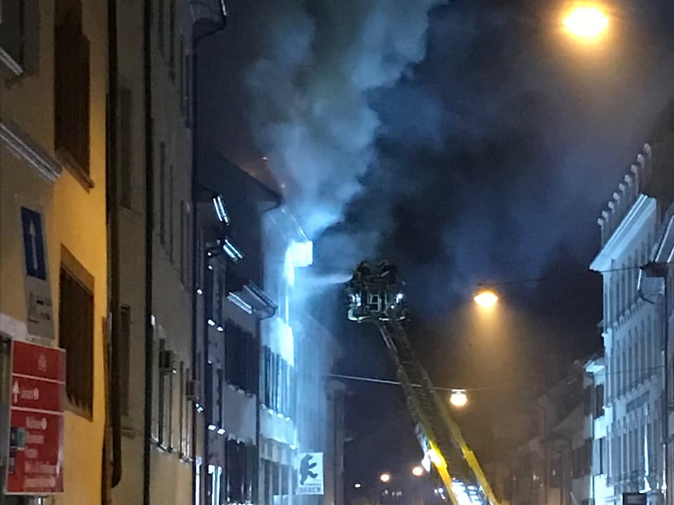 Der Brand brach kurz nach 2 Uhr in einem Mehrfamilienhaus in der Rheingasse aus. Die Löscharbeiten dauerten die ganze Nacht.
