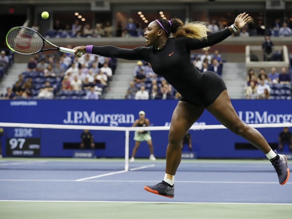 Serena Williams streckt sich nach einem Ball.