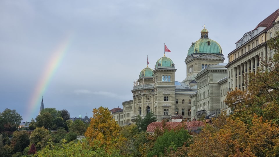 Ein Regenbogen neben dem Bundeshaus. 