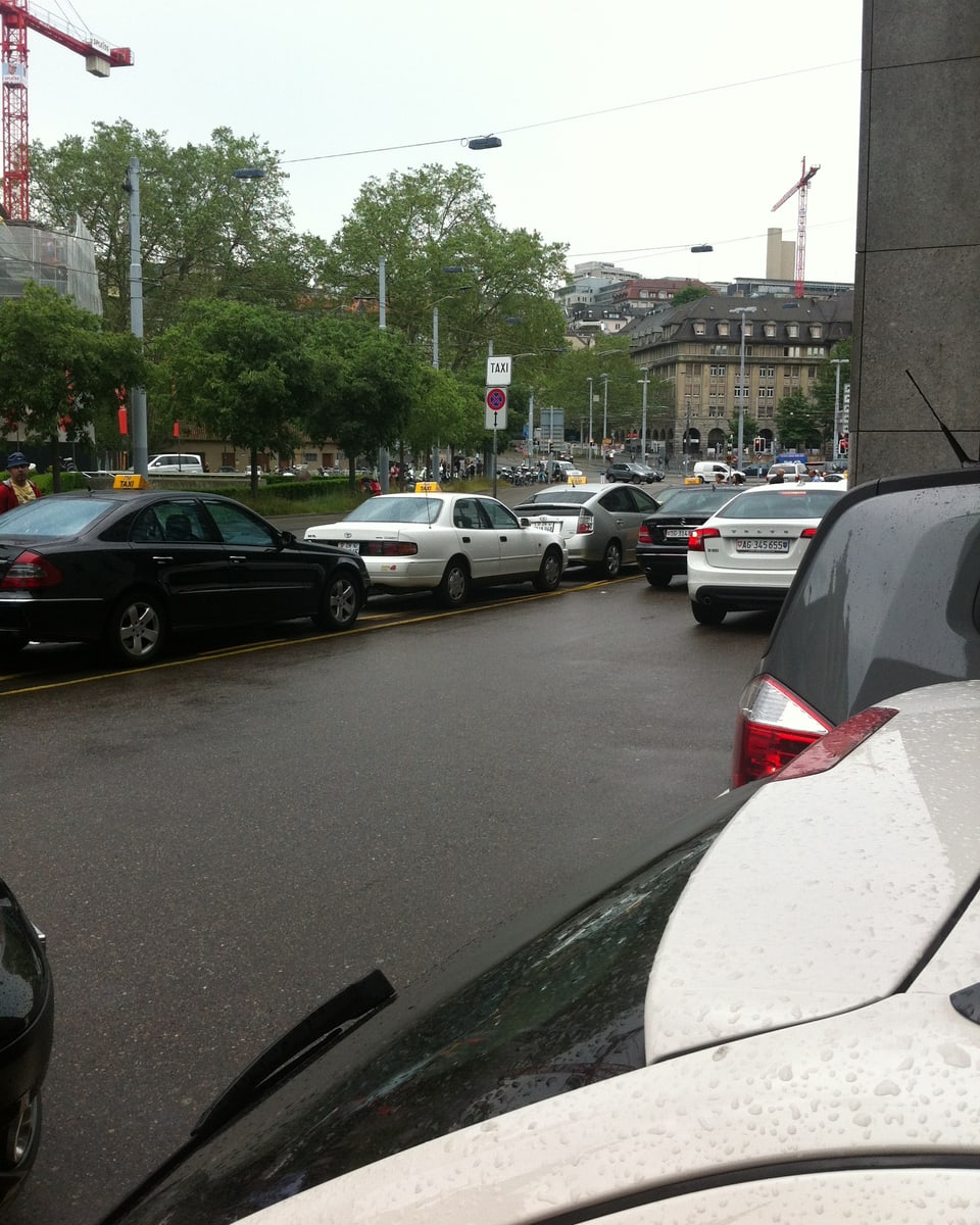 Ein Parkplatz im Regenwetter.