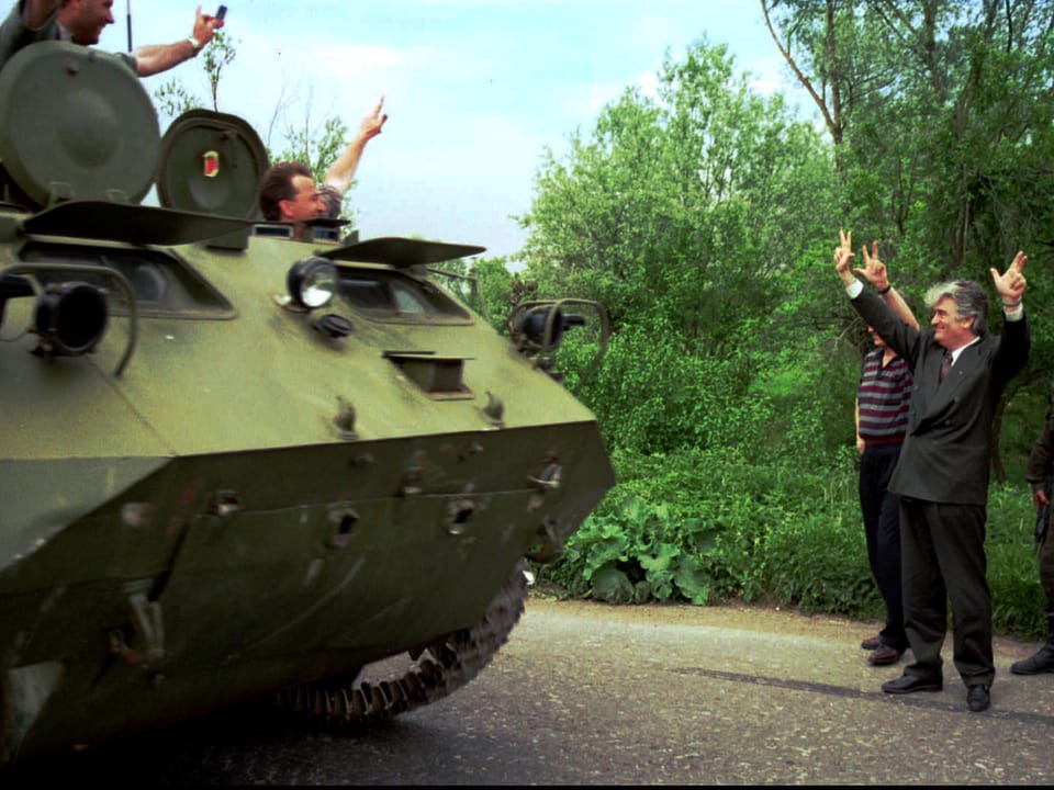 Der bosnisch-serbische Führer Radovan Karadzic winkt einem Panzer zu.
