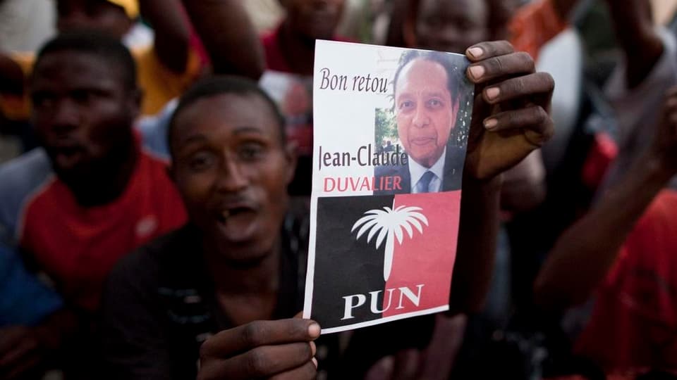 Anhänger feiert die Rückkehr Duvaliers nach Haiti.