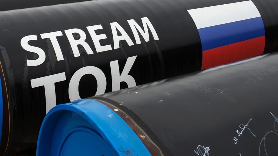 Stück einer Pipeline mit russischer Fahne