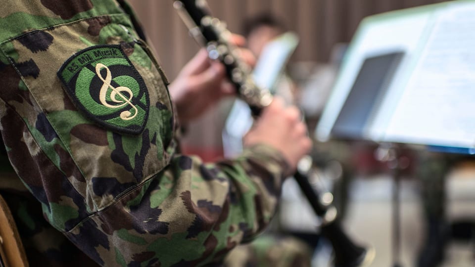 Soldat der Schweizer Militärmusik spielt Klarinette. 