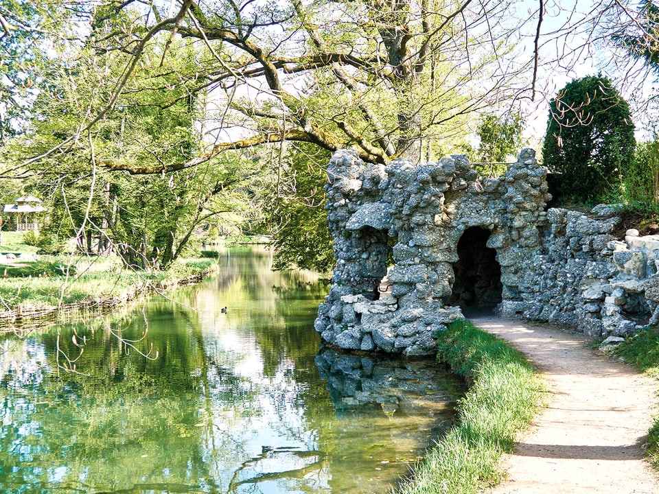 Eine Grotte neben einem Kanal.