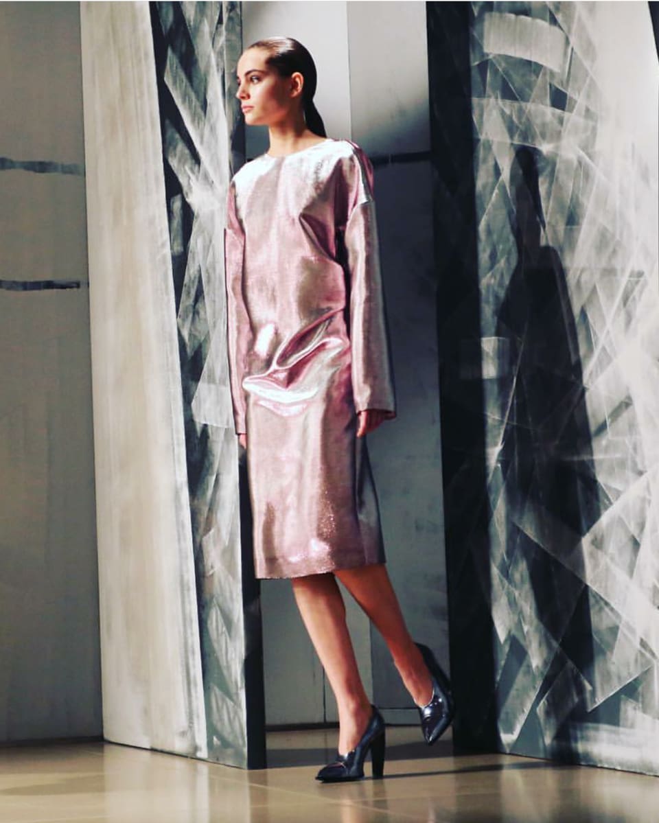 Modell in pinkem Kleid mit metallischem Glanz