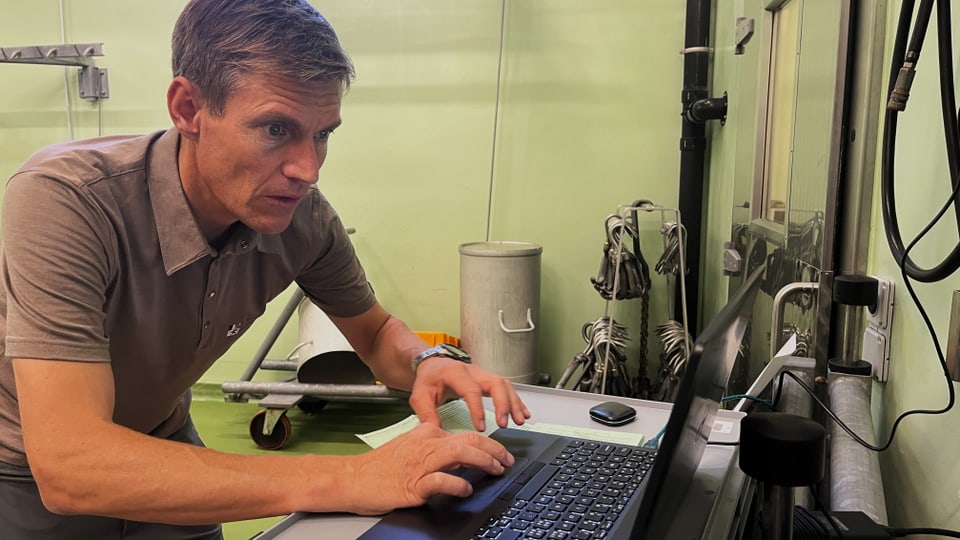 Wildhüter Stefan Rauch tippt Daten in seinen Laptop.