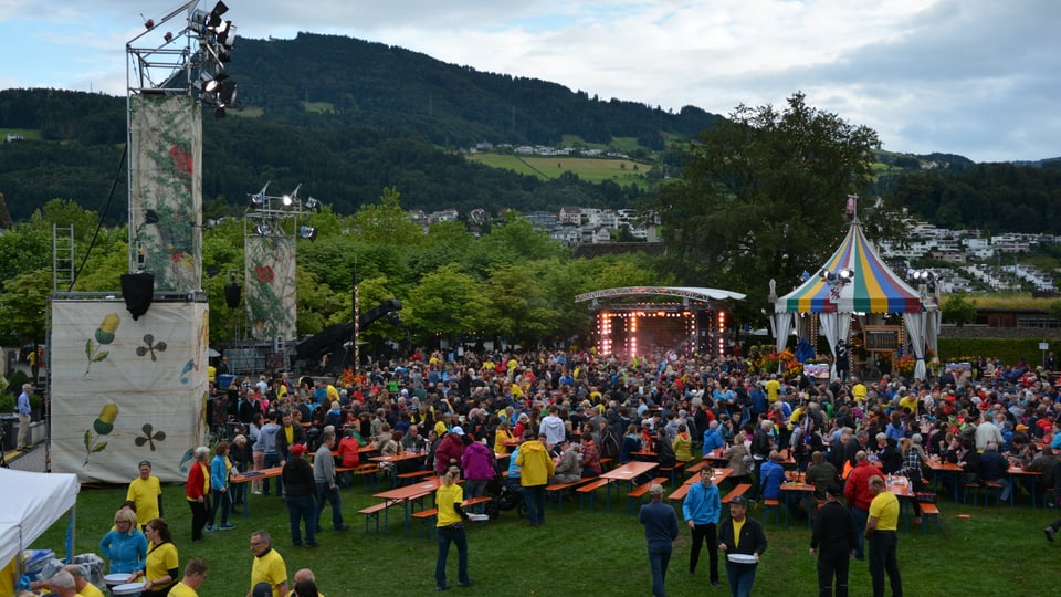 Seebadi Freienbach gefüllt mit Festbänken, Zuschauern und Bühnen