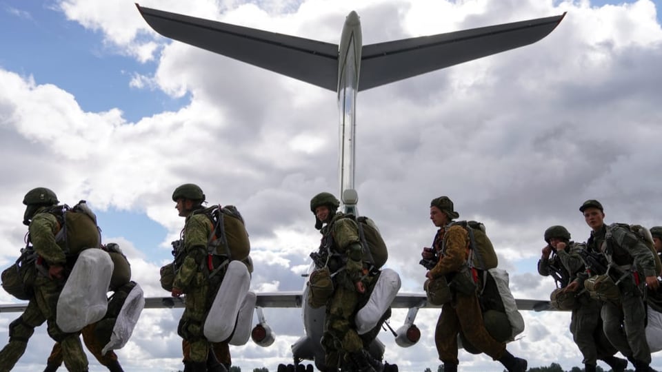 Eine Gruppe Soldaten begibt sich zu einem Treffpunkt