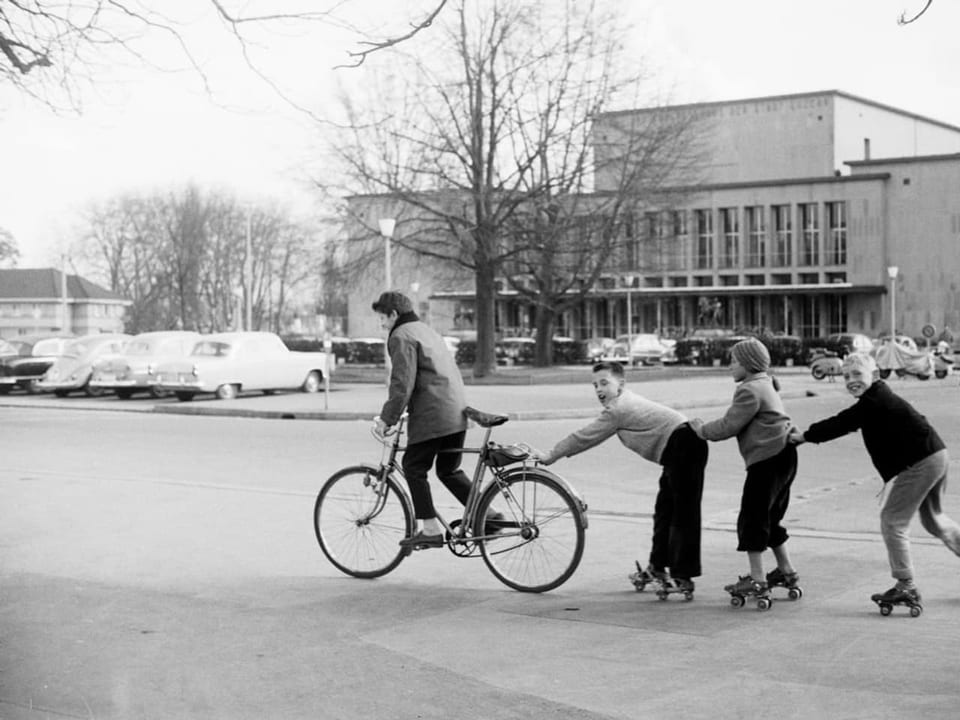 Schwarz-Weiss Bild von rollschuhfahrenden Kindern in den 60ern in Luzern