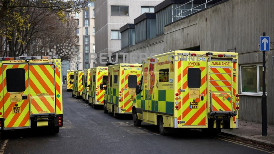 Krankenwagen sind vor einem Spital parkiert. 