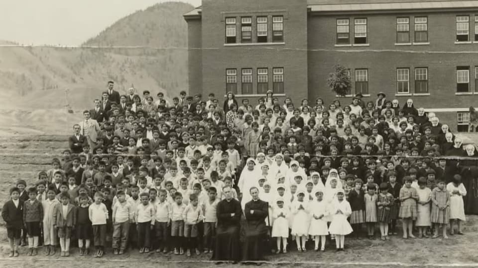 Eine Archivaufnahme der Kamloops Residential School von 1937.