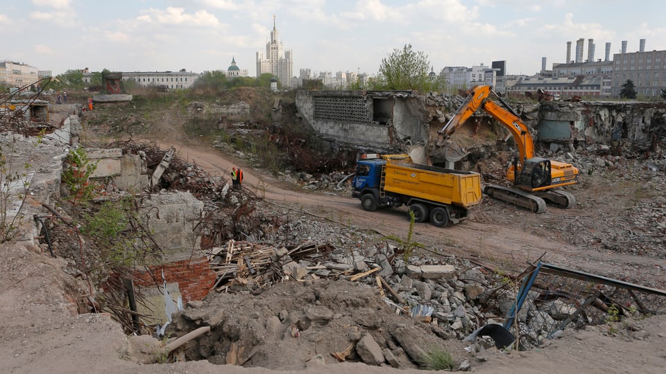 Baustelle in Moskau mit Kran