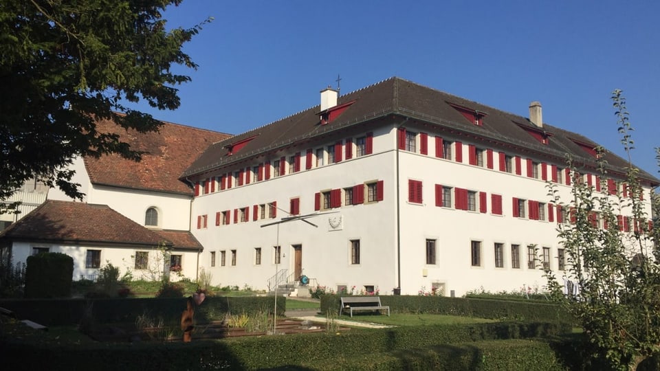 Kloster mit weissem Gebäude.