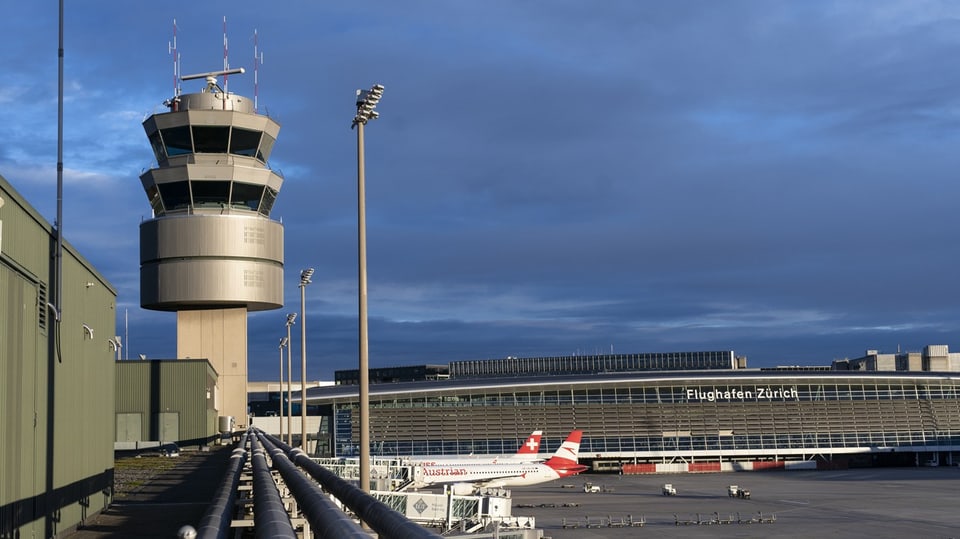 Der Flughafen Zürich. Links der Lotsenturm der Skyguide.