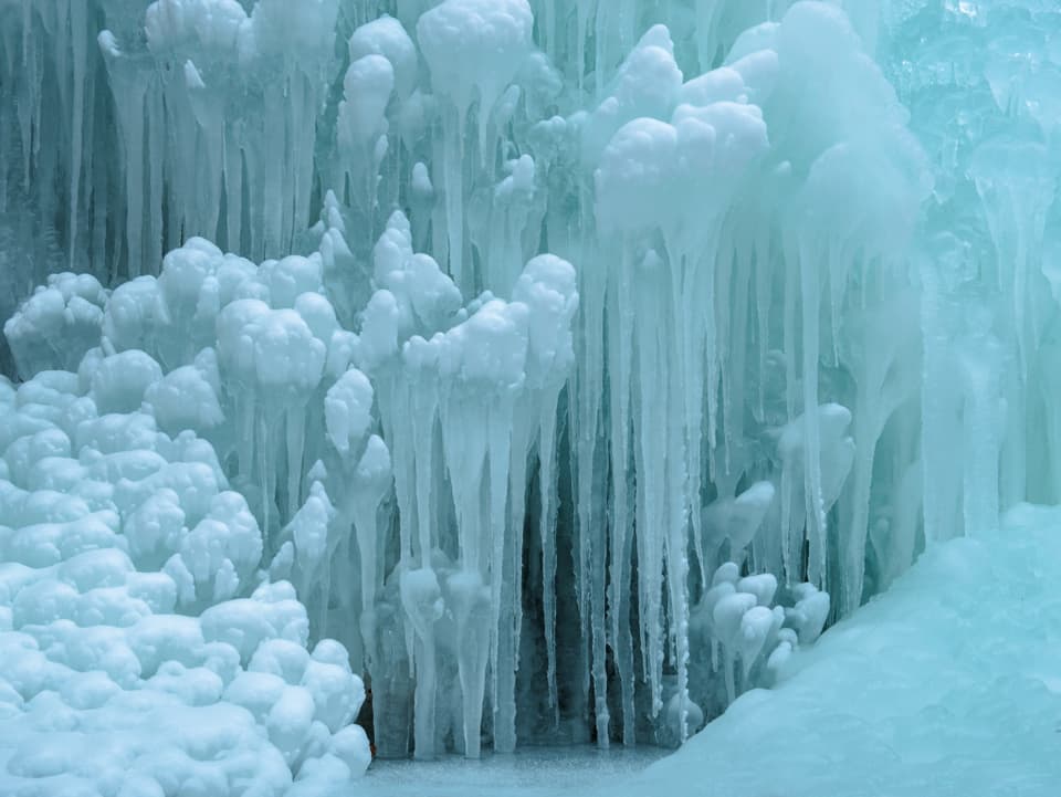 Eiskunst, Detailaufnahme eines gefrorenen Wasserfalls bei Tecknau BL.