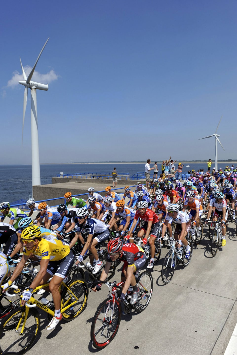 An der Nordseeküste weht der Wind. Fabian Cancellara an der Tour 2010 im Maillot jaune.