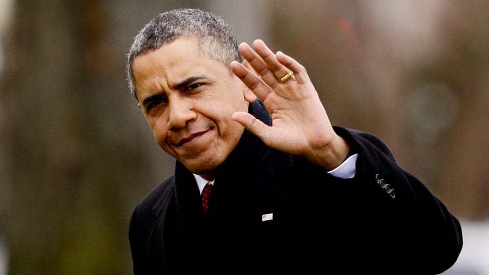 Porträt von Obama, der in die Kamera winkt.