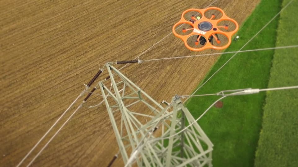 Inspektionsflug einer Drohne über Starkstromleitungen