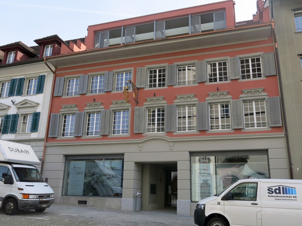 Die Fassade des alten Rathauses von Sursee präsentiert sich nach der Renovation in neuem Glanz. 
