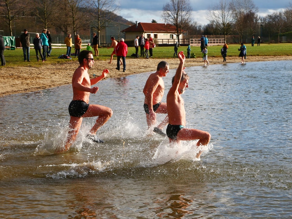 Drei Männer stürzen sich in Jena in einen See