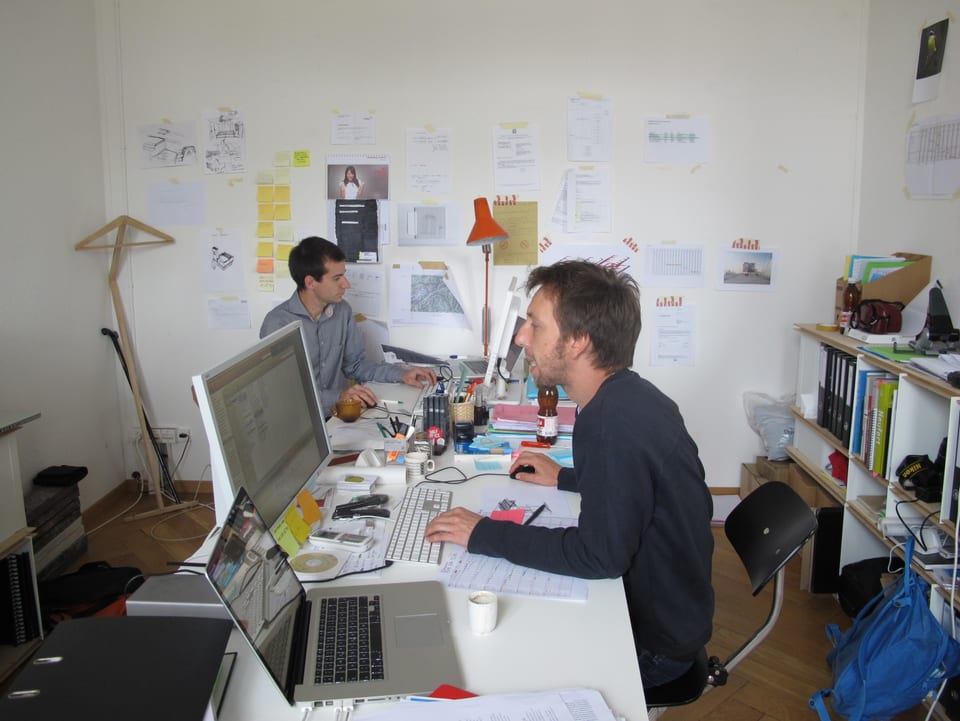 Die beiden Netwerch-Gründer, Daniel Christen und Noah Baumgartner in ihrem Büro. 