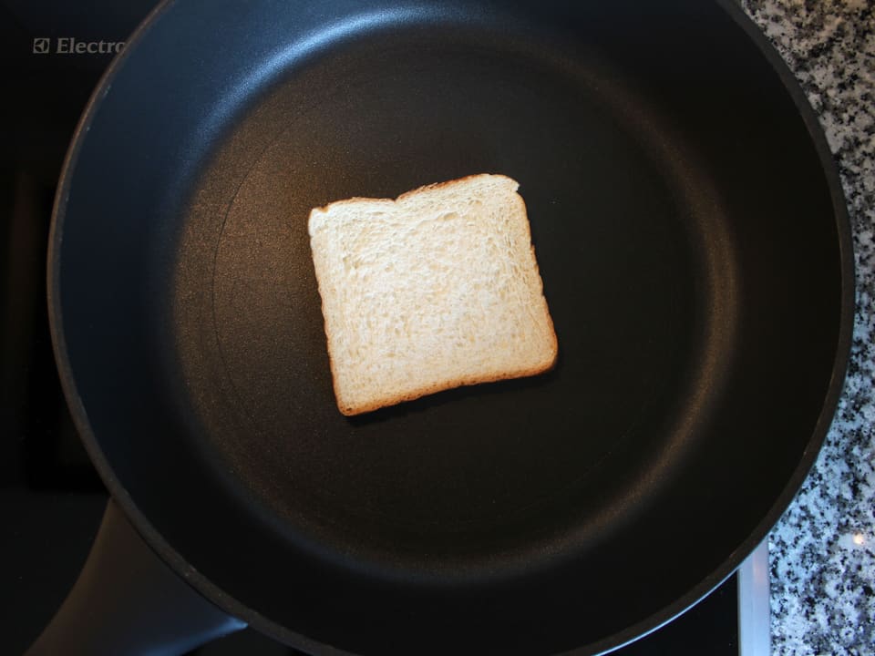 Stück Toast in Bratpfanne.