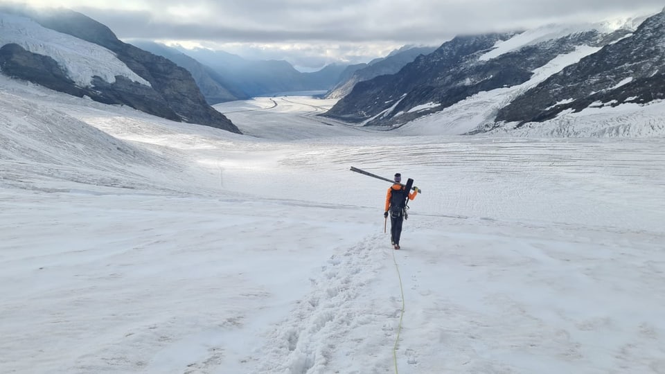 Eine Person auf dem Jungfraugletscher.