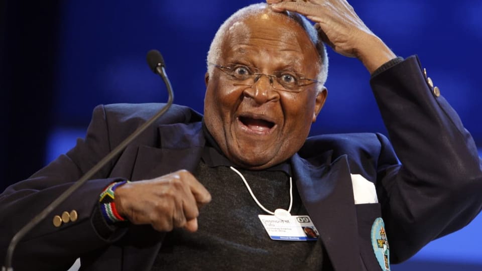 Desmond Tutu lacht total herzhaft. 