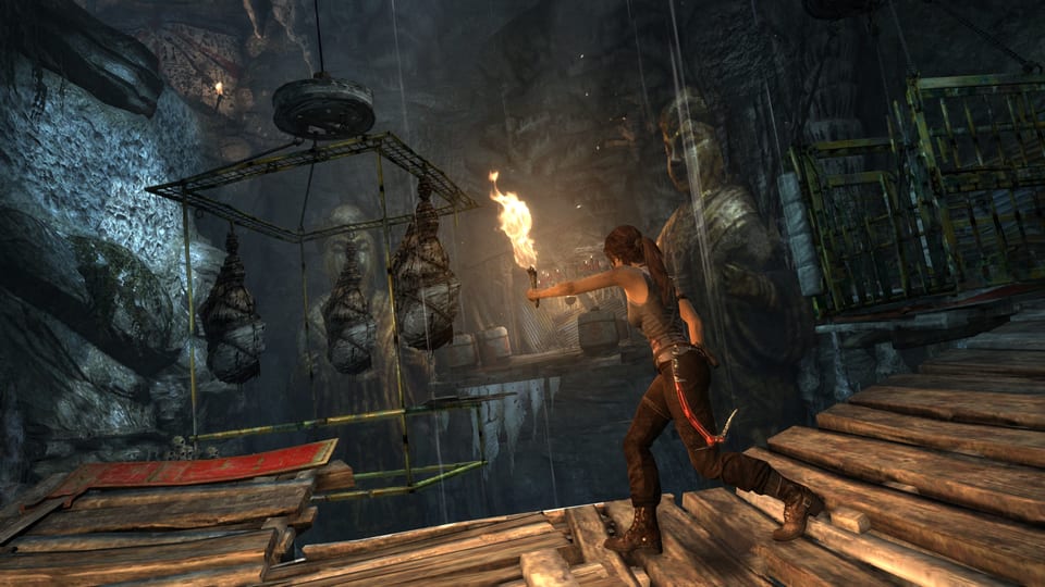 Ein Screenshot des Games «Tomb Raider» zeigt die Hauptfigur Lara Croft beim Rennen mit einer Fackel.