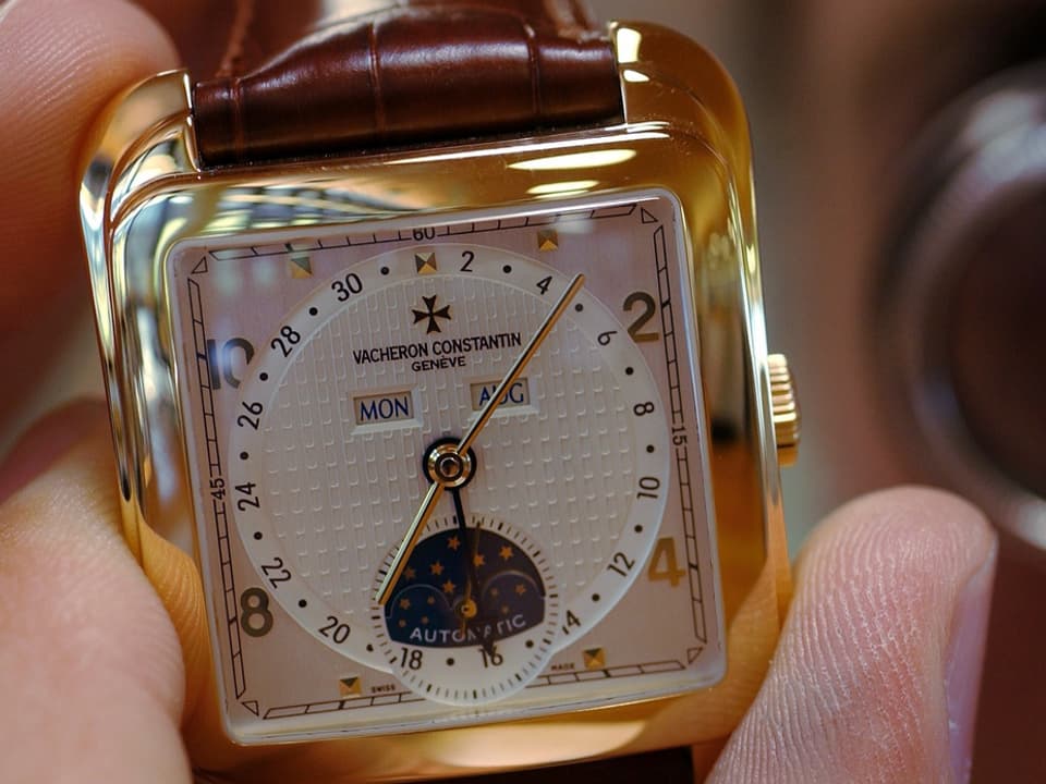 Eine Uhr der Marke Vacheron Constantin in der Hand einer Person.